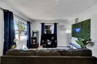 4511 W McElroy Ave in Tampa, FL - Building Photo - Building Photo