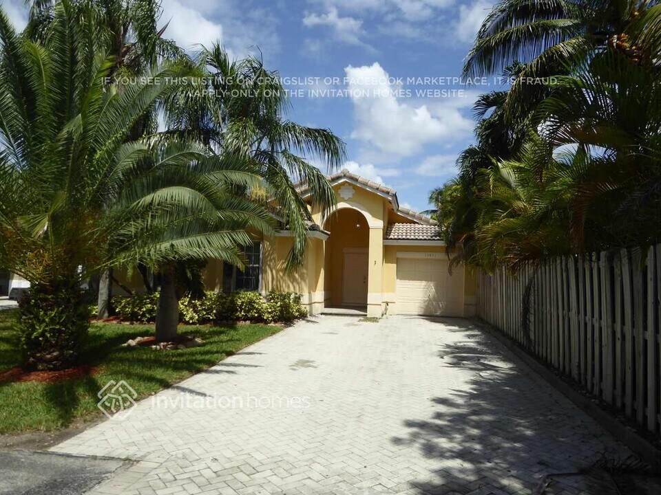 15451 SW 143rd St in Miami, FL - Building Photo
