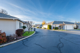 Pine Hurst Village Estates in Medford, OR - Building Photo - Building Photo