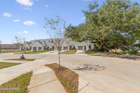 100 Foster Grove Drive in Youngsville, LA - Foto de edificio - Building Photo