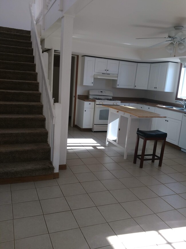 68 Fields Rd, Unit country apartment