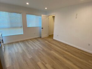 11255 Huston St, Unit 113 in Los Angeles, CA - Building Photo - Building Photo