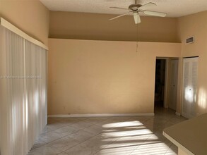 9999 Summerbreeze Dr in Sunrise, FL - Building Photo - Building Photo