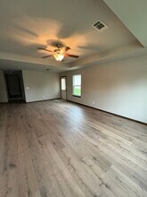 135 SW Rose Garden Ln in Blue Springs, MO - Foto de edificio - Building Photo