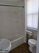 212 E Broad St in Burlington, NJ - Foto de edificio - Building Photo