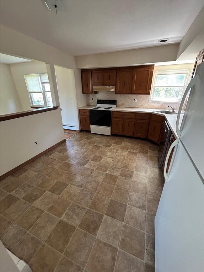 9 Conway Ct in Glen Cove, NY - Building Photo - Building Photo