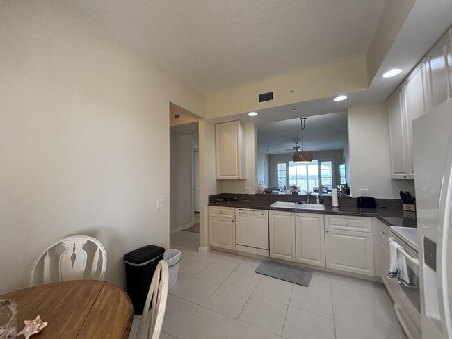 38 Harbour Isle Dr E in Fort Pierce, FL - Foto de edificio - Building Photo