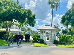 3352 Timberwood Cir in Naples, FL - Foto de edificio - Building Photo