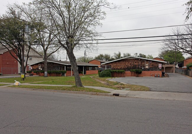 1100-1106 Holly St in Irving, TX - Building Photo - Building Photo