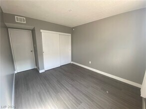 1089 E Desert Inn Rd in Las Vegas, NV - Building Photo - Building Photo