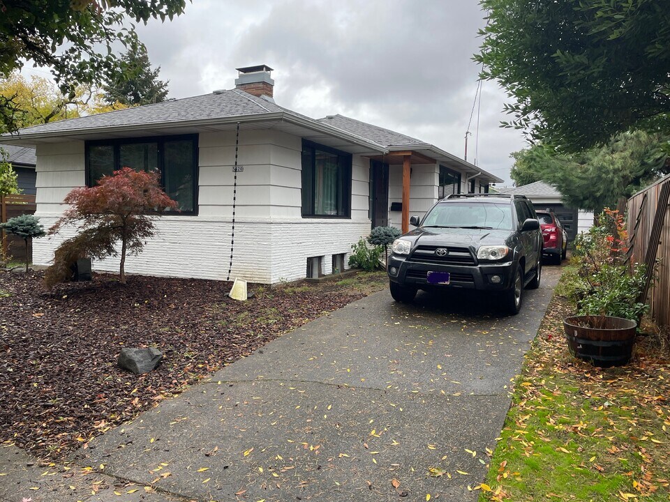 5520 N Concord Ave, Unit B in Portland, OR - Building Photo