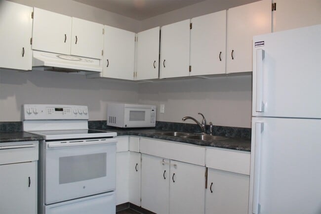 18507-18566 66 Ave NW in Edmonton, AB - Building Photo - Building Photo