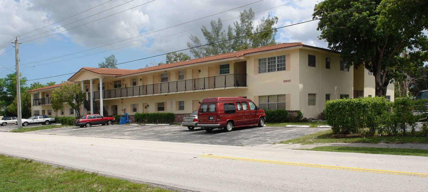 8600 NW 40th St in Coral Springs, FL - Building Photo