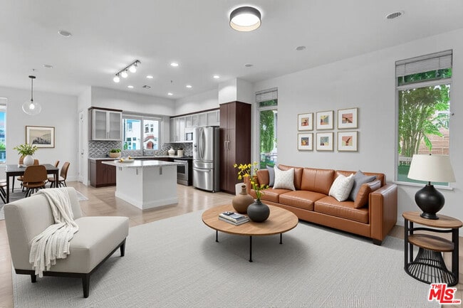 12920 W Runway Rd in Los Angeles, CA - Building Photo - Building Photo