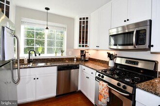 4089 S Four Mile Run Dr in Arlington, VA - Building Photo - Building Photo
