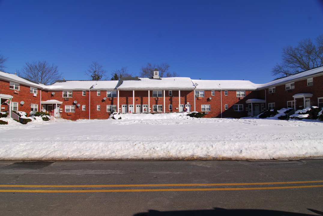 20 Academy St in Farmingdale, NJ - Building Photo