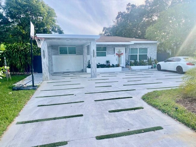 390 NE 165th St in Miami, FL - Building Photo - Building Photo