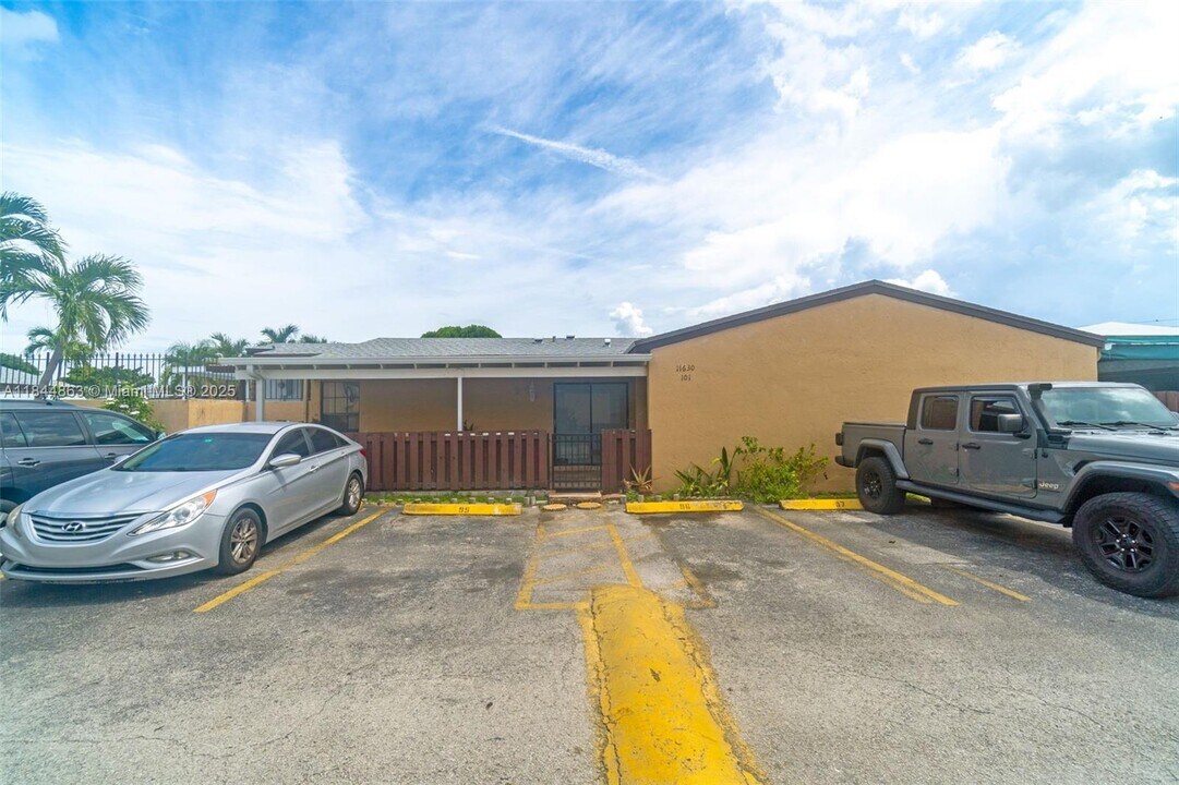 11630 SW 2nd St in Miami, FL - Foto de edificio