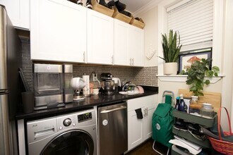 1056 W Lill in Chicago, IL - Building Photo - Building Photo