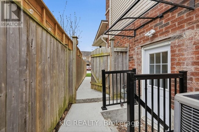 38 Maple Crown Terrace in Barrie, ON - Building Photo - Building Photo