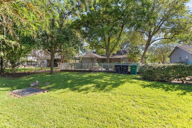 1145 W 21st St in Houston, TX - Foto de edificio - Building Photo
