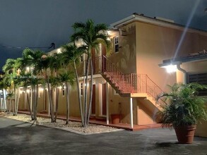 33 Salamanca Ave in Coral Gables, FL - Building Photo - Building Photo