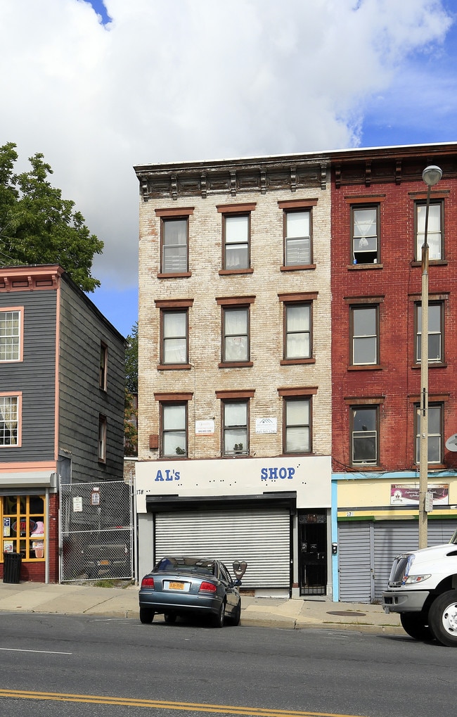 178 Broadway in Newburgh, NY - Foto de edificio - Building Photo