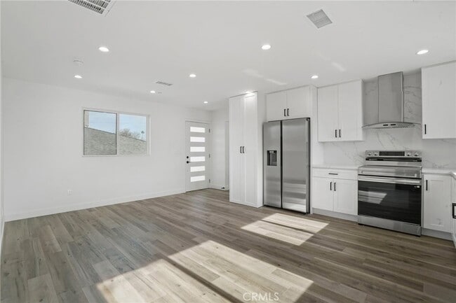 13906 Hamlin St, Unit #4 in Los Angeles, CA - Building Photo - Building Photo