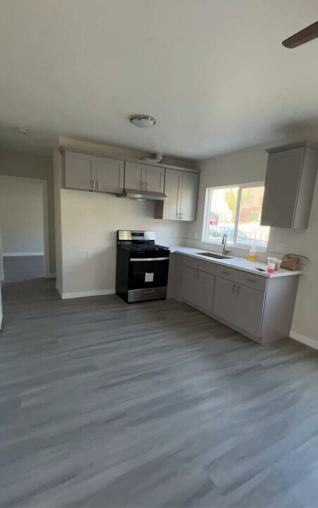 2421 Endicott St in Los Angeles, CA - Building Photo