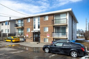 111 26 Av NW in Calgary, AB - Building Photo