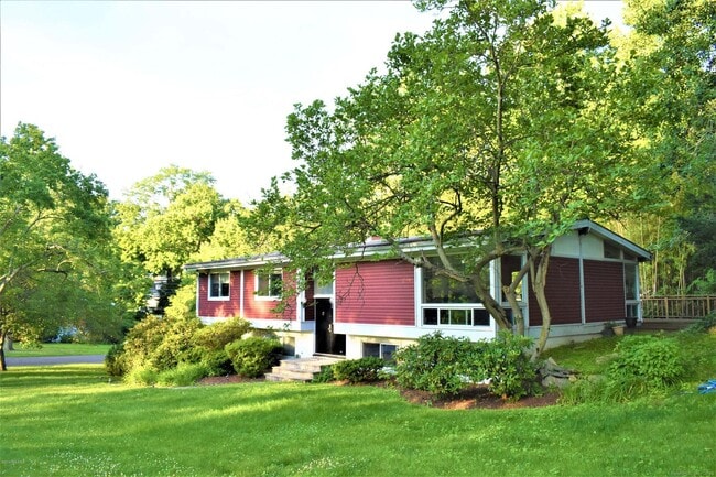4 Split Timber Pl in Greenwich, CT - Building Photo - Building Photo