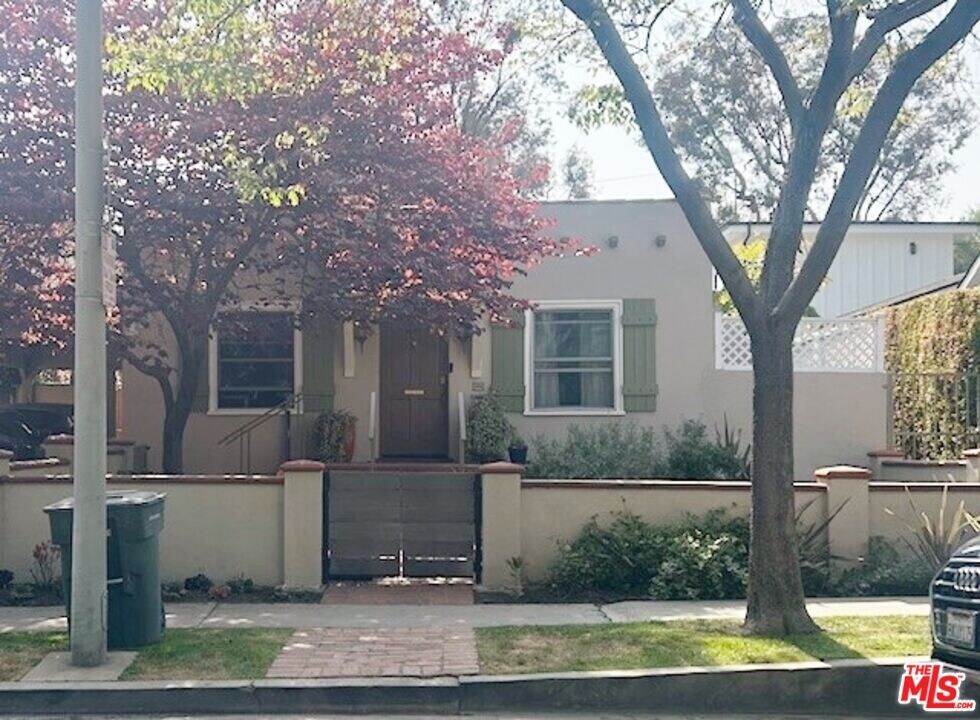 843-844 Huntley Dr in West Hollywood, CA - Building Photo