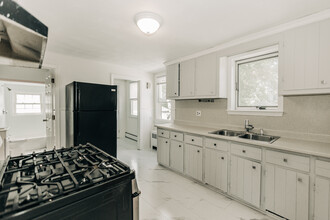 31 Catherine St, Unit 31 Catherine St. 2nd Fl in Bristol, RI - Building Photo - Building Photo