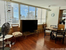 2415 Ala Wai Blvd in Honolulu, HI - Building Photo