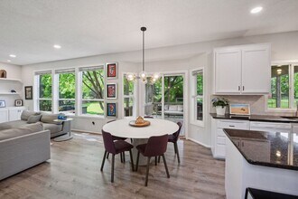 2394 Manuela Dr in Chaska, MN - Foto de edificio - Building Photo