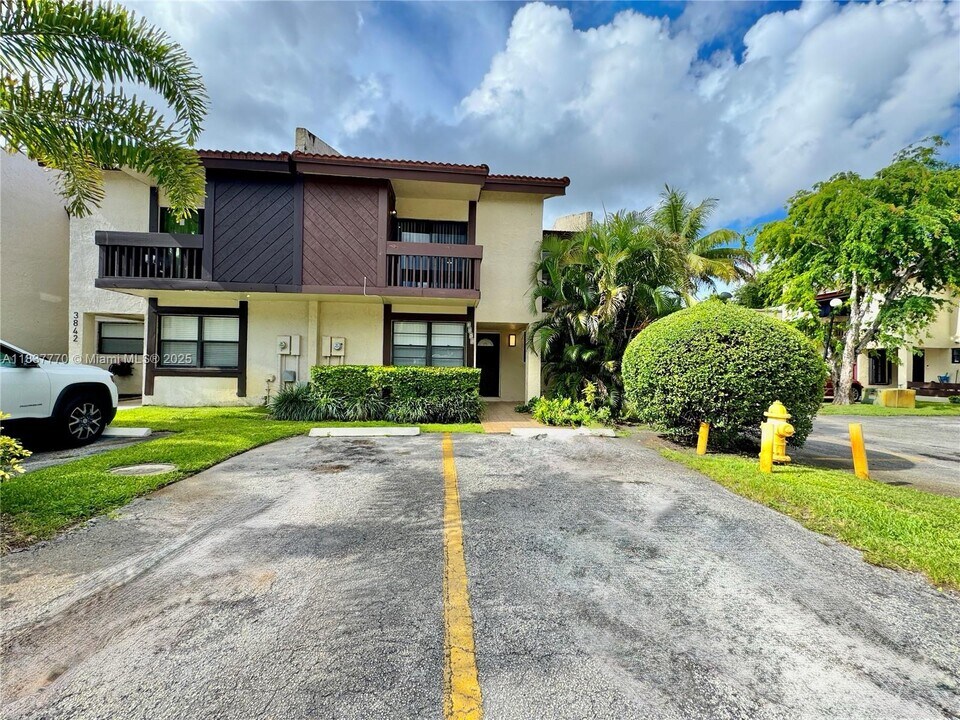 3840 SW 52nd Ave in Hollywood, FL - Building Photo
