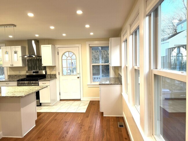 38 Cottage St in Belmont, MA - Building Photo - Building Photo