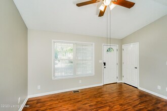 8906 Greenmoore Dr in Louisville, KY - Building Photo - Building Photo