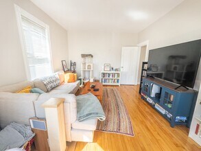 35-1/2 Essex St in Cambridge, MA - Building Photo - Building Photo