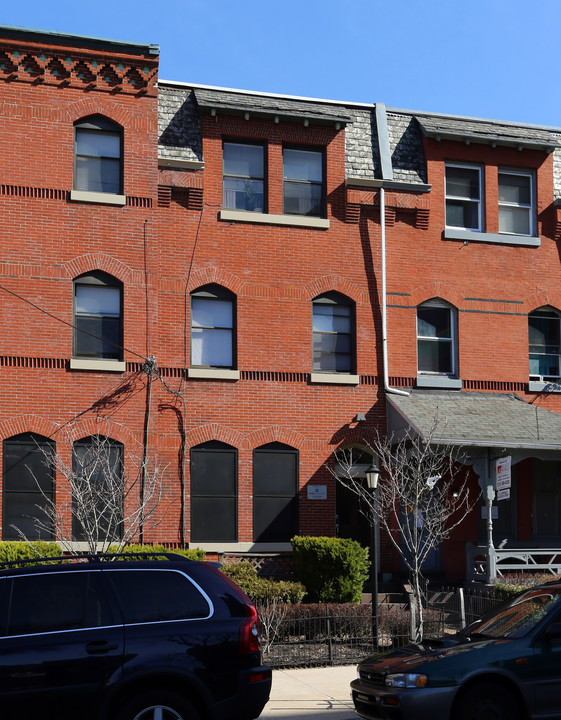 4025 Locust St in Philadelphia, PA - Foto de edificio