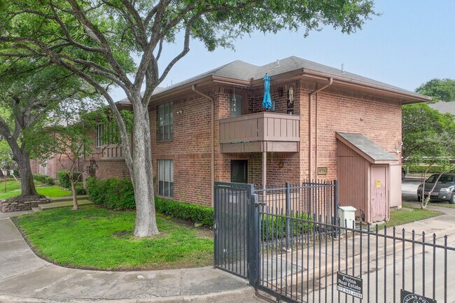 Hollows North Condominiums in Dallas, TX - Foto de edificio - Building Photo