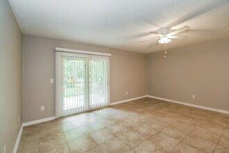 4560 Melissa Ct W in Jacksonville, FL - Foto de edificio - Building Photo