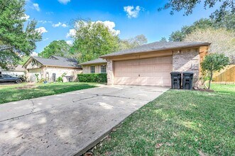 10707 Forest Leaf Dr in Sugar Land, TX - Building Photo - Building Photo