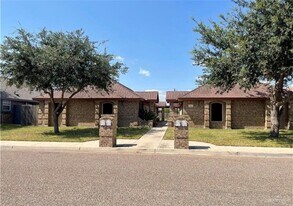 2 W Candlelight Ln in Edinburg, TX - Building Photo