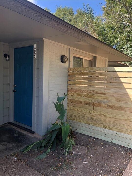6502 S 1st St in Austin, TX - Building Photo