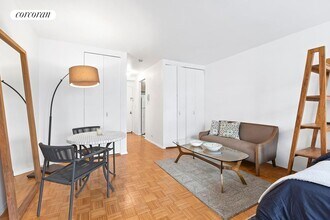 393 W 49th St in New York, NY - Building Photo - Building Photo