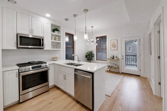 2132 N Oakley Ave, Unit 2 in Chicago, IL - Building Photo - Building Photo