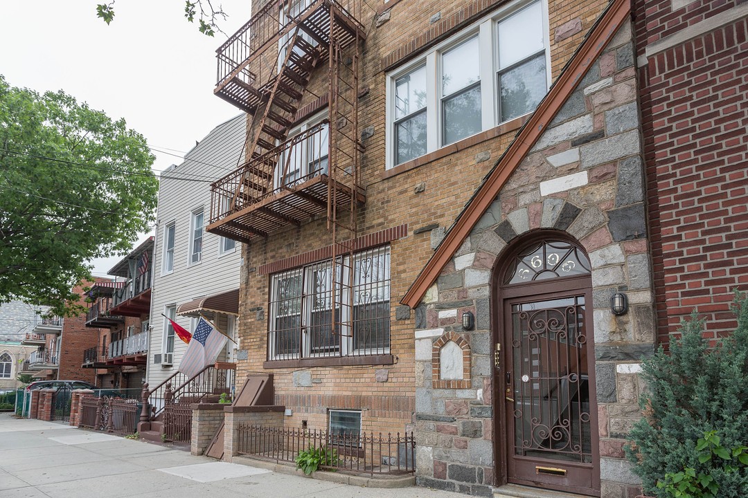 6606 60th Pl in Ridgewood, NY - Building Photo