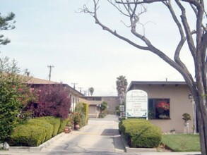 14912-18 Halldale Ave. in Gardena, CA - Foto de edificio - Building Photo