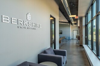 Berkshire Stevens Point - Seniors (55+) in Stevens Point, WI - Foto de edificio - Lobby